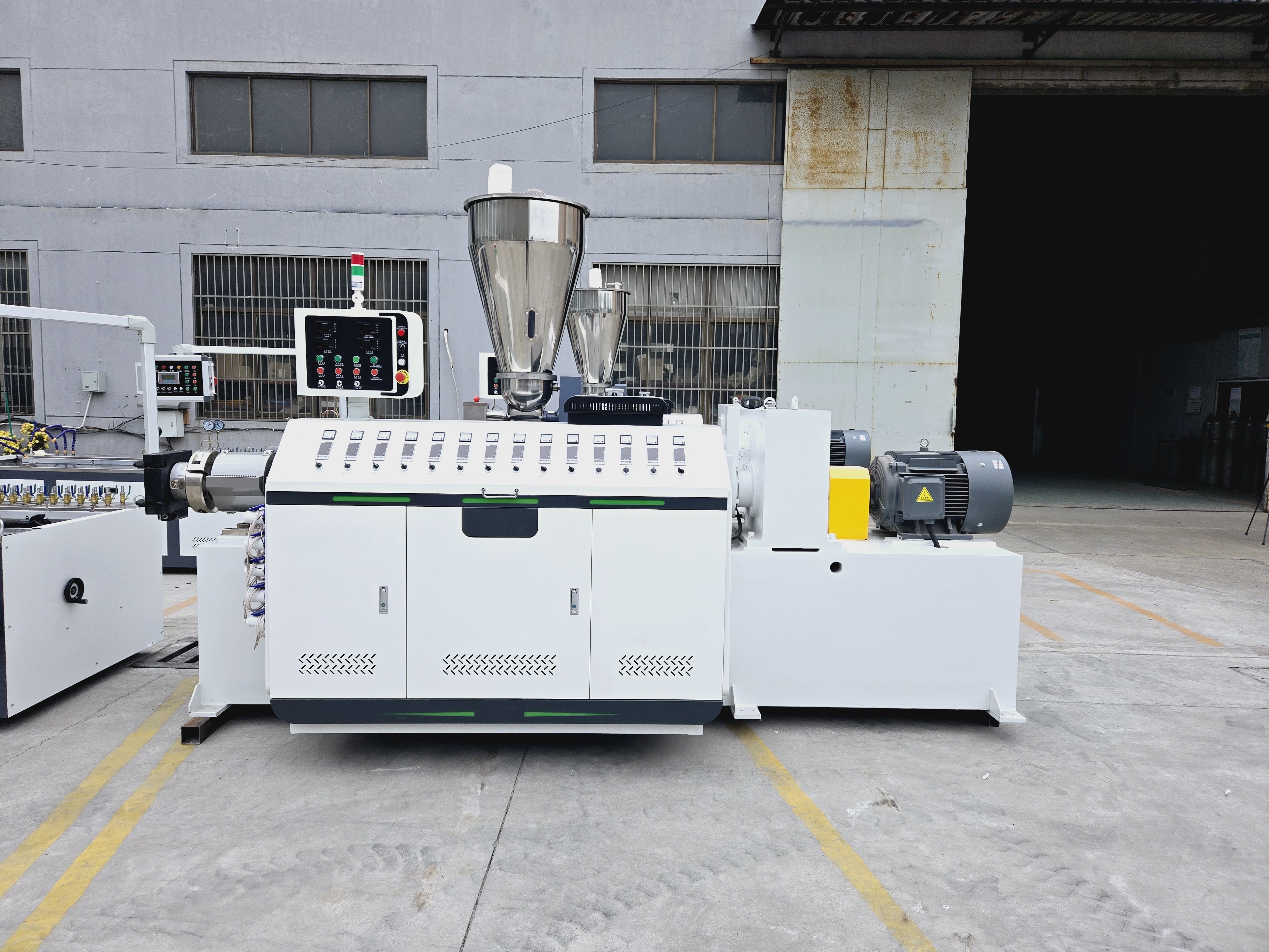 CONICAL TWIN SCREW EXTRUDER