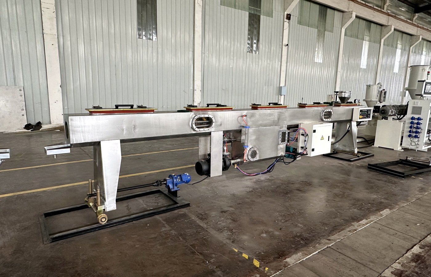 Vacuum calibration tank for 16-63mm PPR pipe sizing and cooling