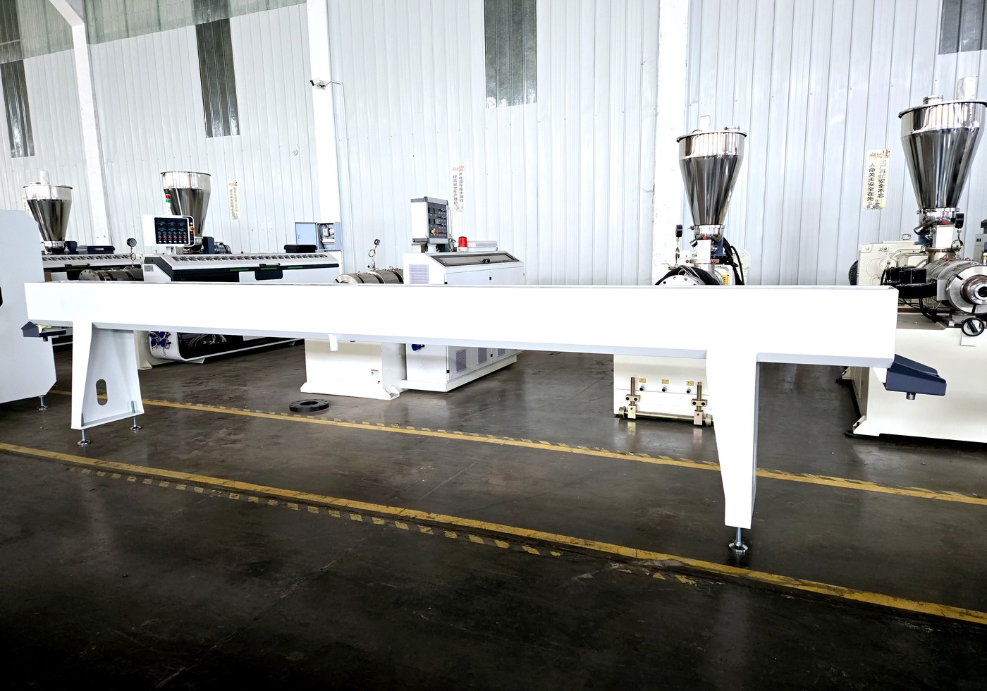 Spray cooling tank for PE-RT floor heating pipe extrusion line