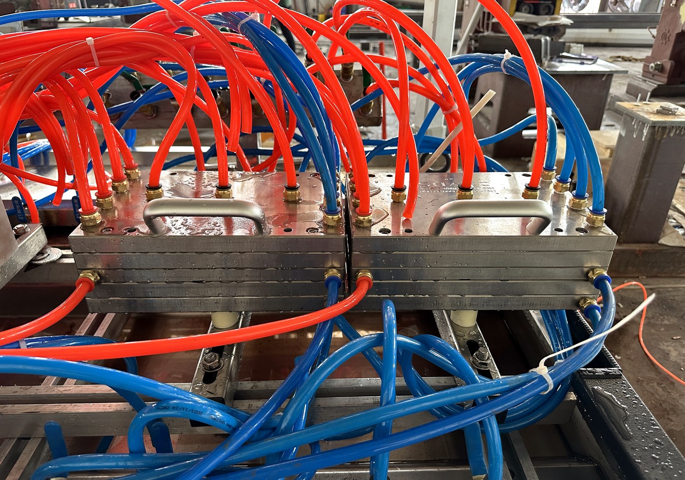 PVC profile calibration mould for extrusion shaping