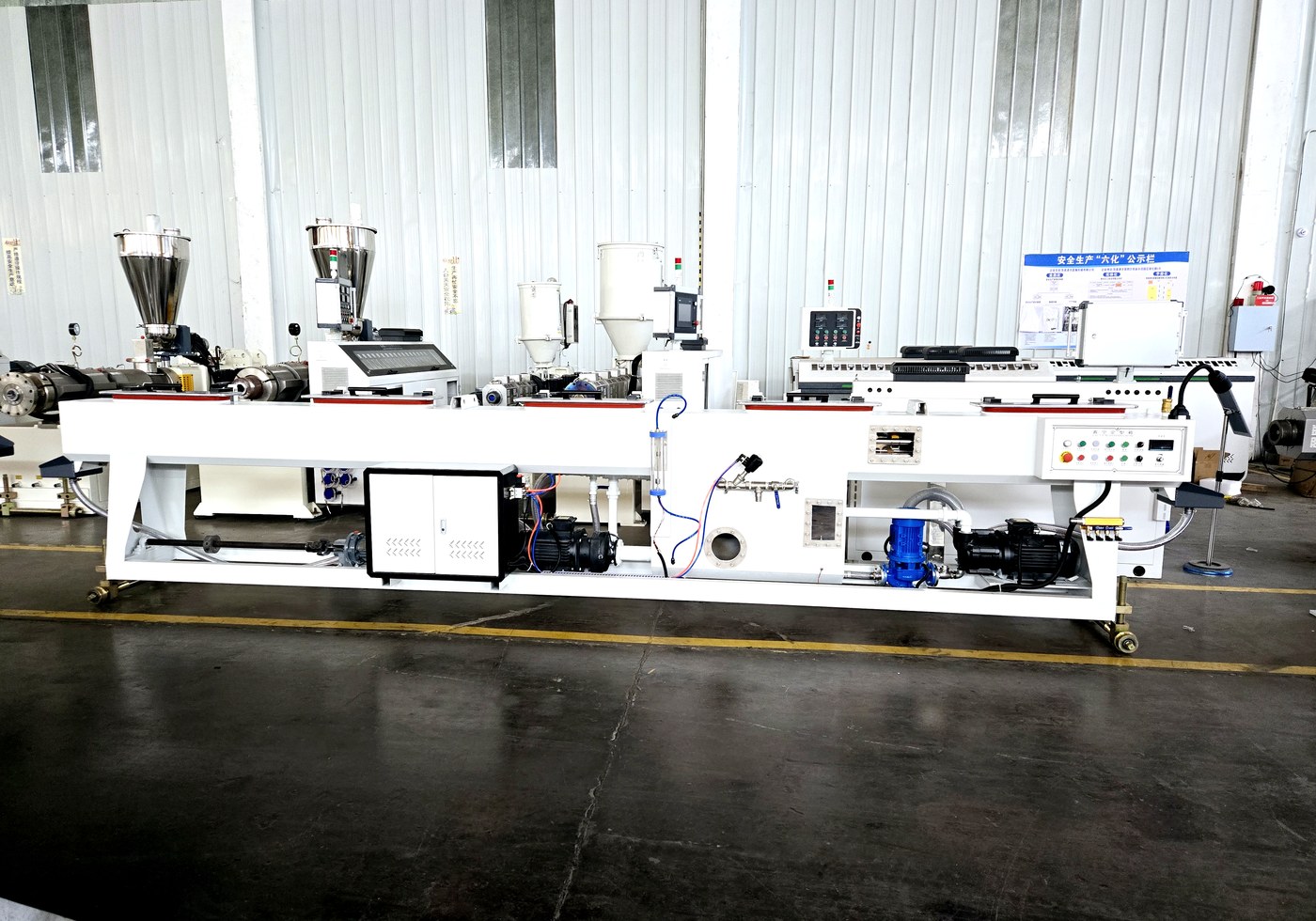 Vacuum calibration tank for PE-RT pipe sizing and cooling